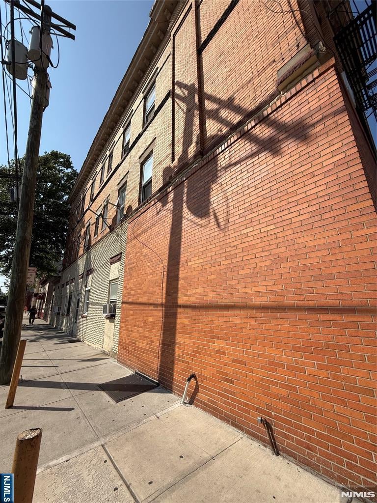 6201 Hudson Avenue
