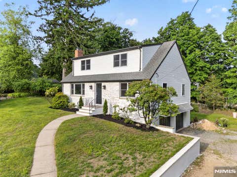 Photo of 11 Franklin Street, Mahwah, NJ 07430 (MLS # 26020388)