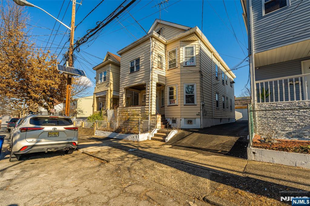 321 E 21st Street, Paterson, New Jersey - 4 Bedrooms  
3 Bathrooms  
10 Rooms - 