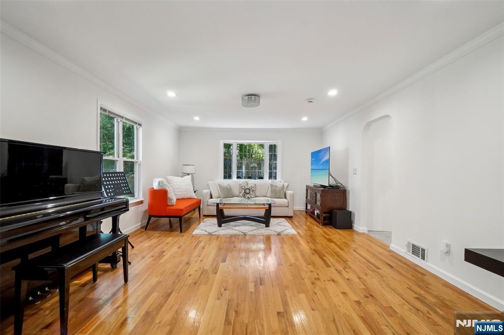 43 Lawrence Parkway