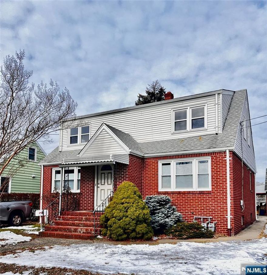 2nd floor apt, Landlord occupied, heat included, tenant pays gas and electric,2 Bedroom, Eik, Lr, Fbth, no use of yard, no laundry, no pets or smoking in home, refrigerator not included