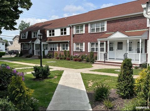 Photo of 2 Mount Vernon Ct, Maywood, NJ 07607 (MLS # 26014047)