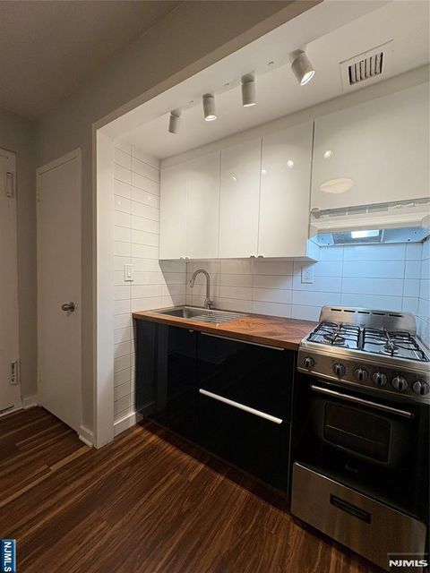 Photo of 501 Linwood Dr #2D, Fort Lee, NJ 07024 (MLS # 26027752)