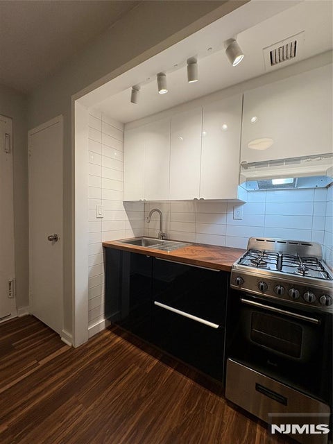 Photo of 501 Linwood Dr #2D, Fort Lee, NJ 07024 (MLS # 26027752)