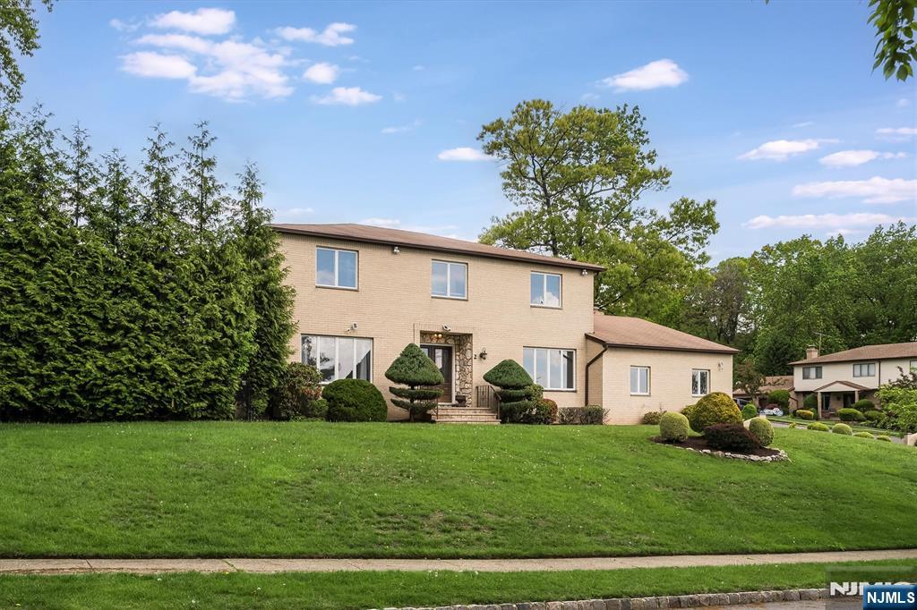 Property for Sale at 2 Stratton Drive, Wayne, New Jersey - Bedrooms: 4 
Bathrooms: 4 
Rooms: 13  - $949,900