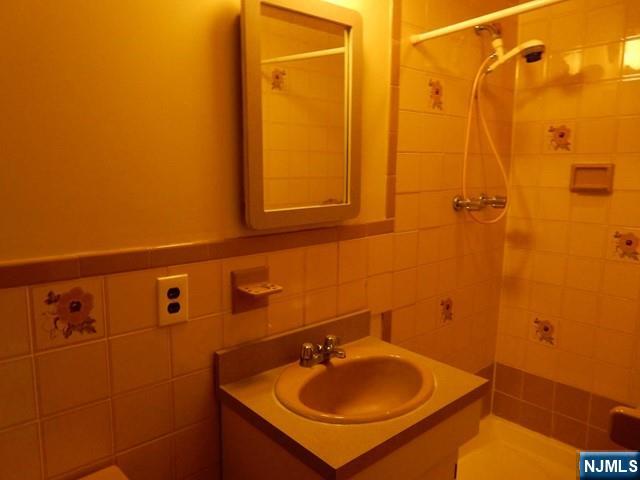 Carlstadt, New Jersey 07072, United States, 3 Bedrooms Bedrooms, ,3 BathroomsBathrooms,Residential,Active,219092