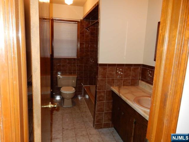 Carlstadt, New Jersey 07072, United States, 3 Bedrooms Bedrooms, ,3 BathroomsBathrooms,Residential,Active,219092