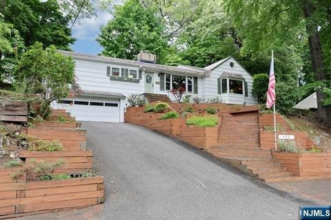 Photo of 908 N Monroe Street, Midland Park, NJ 07450 (MLS # 26019725)