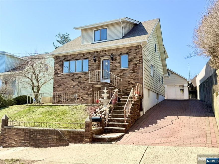 Beautiful, clean, ready to go, 2-bedroom apartment located on 2nd floor on residential street in Garfield, NJ is now for rent. Near public transportation, parks, shopping and highways, this unit offers eat-in-kitchen, living room, office nook, 2 bedrooms and full bath. Street parking and washer/dryer hook up in unit. It is available asap. Garfield offers free preschool. Credit check, income, interview required. Don't wait! set up your appointment today!