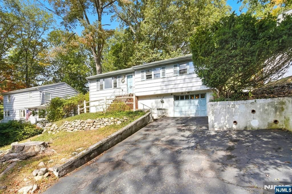 Photo of 37 Demarest Avenue, Oakland, NJ 07436 (MLS # 25036213)