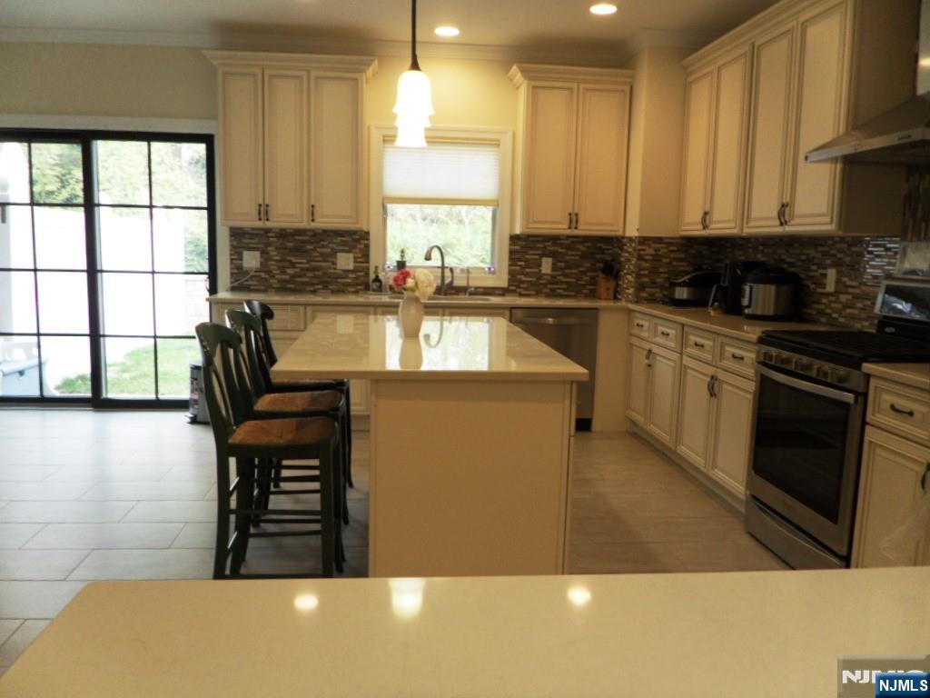 1006 Morningside Ln, Fort Lee, New Jersey - 4 Bedrooms  
4 Bathrooms  
10 Rooms - 
