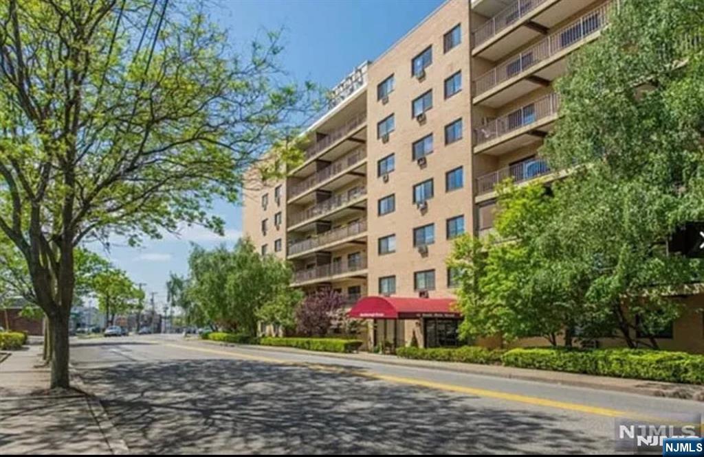 Rental Property at 44 S Main St 7B, Lodi, New Jersey - Bedrooms: 1 
Bathrooms: 1 
Rooms: 4  - $1,800 MO.