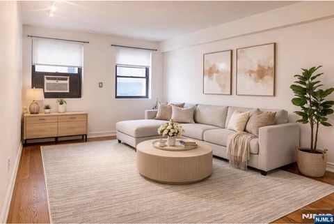 Photo of 3021 Edwin Ave #3E, Fort Lee, NJ 07024 (MLS # 26003440)