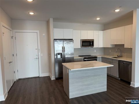 Photo of 470 Main St #604, Fort Lee, NJ 07024 (MLS # 26001893)