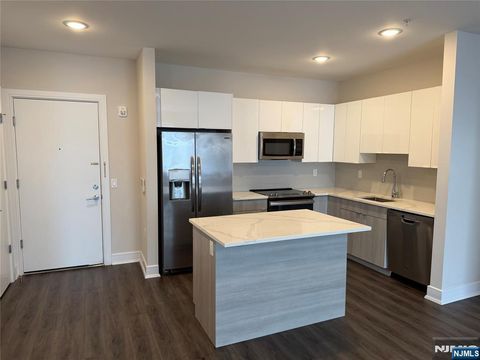 Photo of 470 Main St #404, Fort Lee, NJ 07024 (MLS # 26001893)