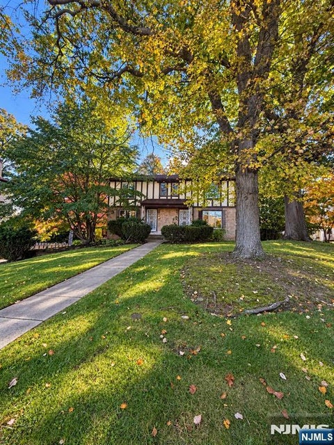Photo of 22 N Farview Avenue, Paramus, NJ 07652 (MLS # 26040066)