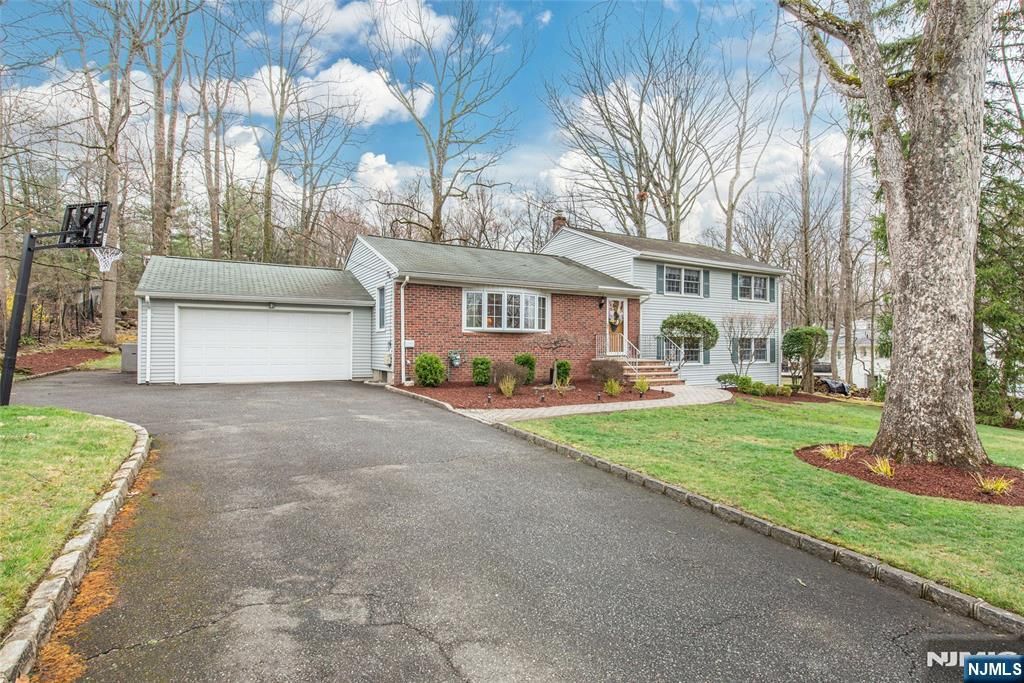 Photo of 5 Oak Ridge, North Caldwell, NJ 07006 (MLS # 26011233)