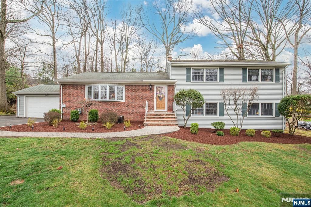 Photo of 5 Oak Ridge, North Caldwell, NJ 07006 (MLS # 26011233)