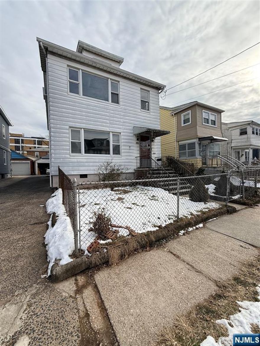 First-floor 2-bedroom, 1-bath apartment offering great space and abundant natural light throughout. Spacious layout with comfortable room sizes and a bright, airy feel. Prime location close to transportation, shopping, and local amenities.