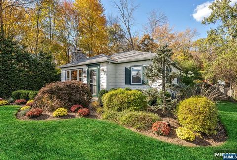 Photo of 112 Lakeview Terrace, Oakland, NJ 07436 (MLS # 25037286) Photo of 112 Lakeview Terrace, Oakland, NJ 07436 (MLS # 25037286)