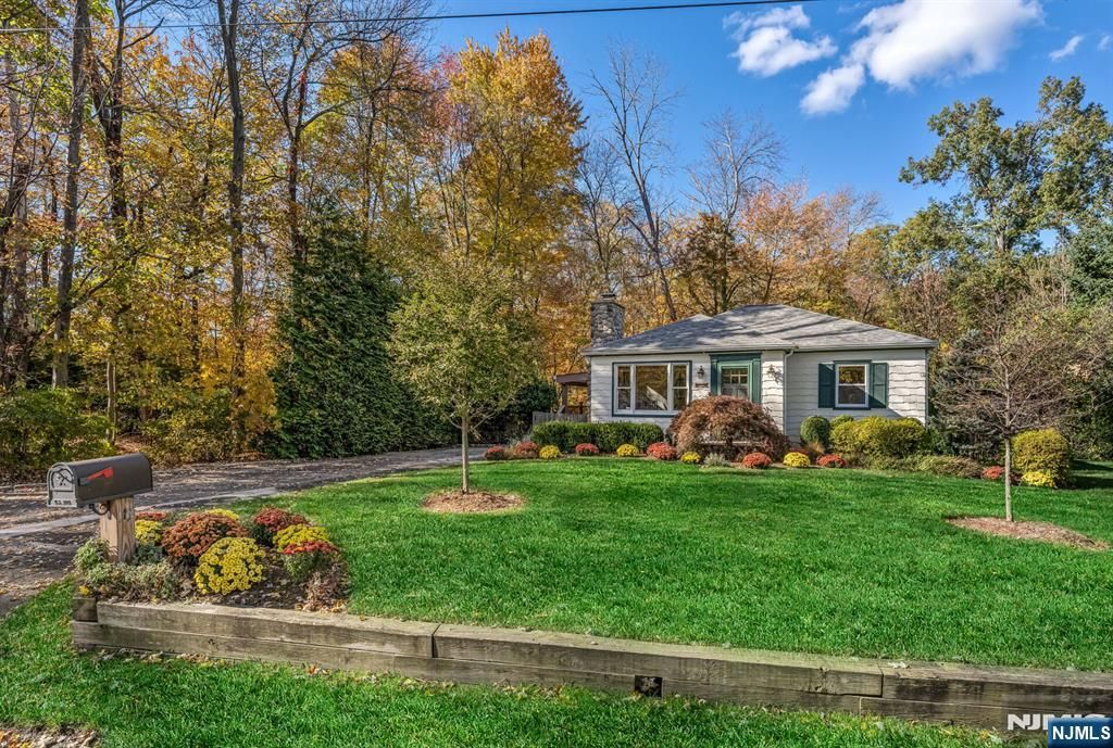 Photo of 112 Lakeview Terrace, Oakland, NJ 07436 (MLS # 25037286)