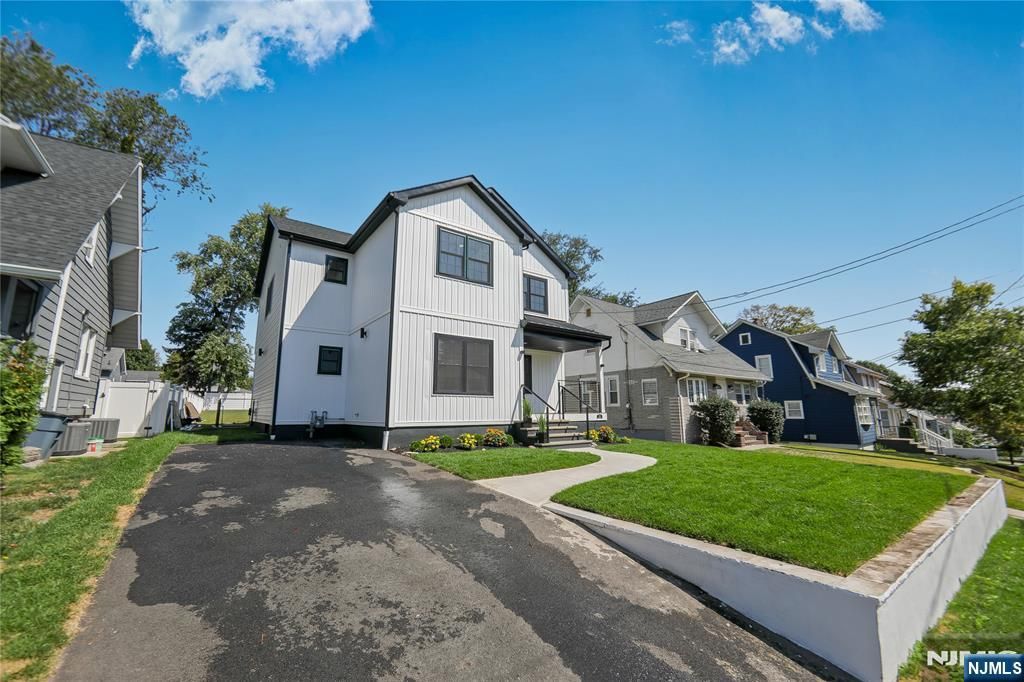 Photo of 35 Franklin Road, Teaneck, NJ 07666 (MLS # 25032185)