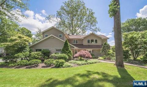 Photo of 4 Mellon Ln, Tenafly, NJ 07670 (MLS # 26015899)