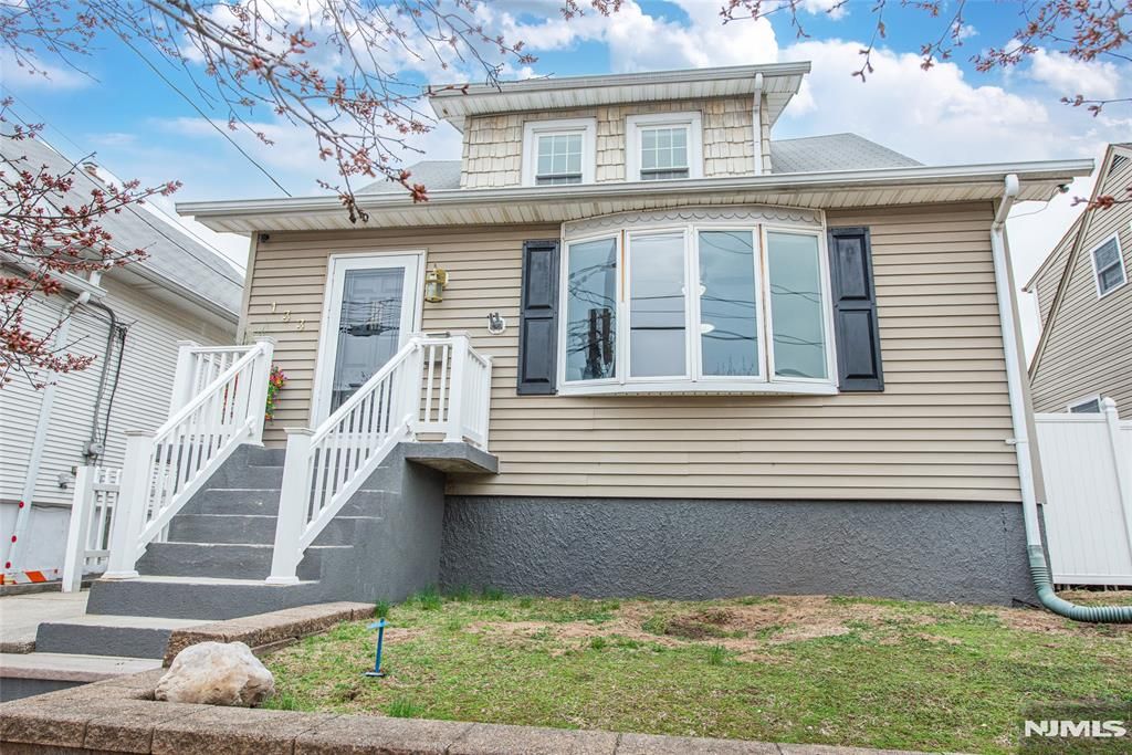 Photo of 133 Forest Avenue, Lyndhurst, NJ 07071 (MLS # 26009352)
