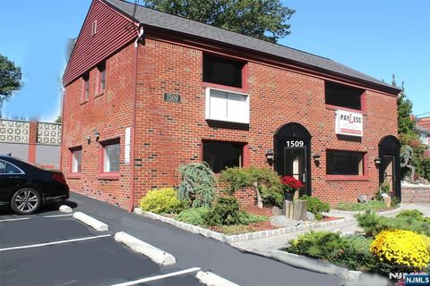 Photo of 1509 Palisade Avenue #2nd Floor, Fort Lee, NJ 07024 (MLS # 25033110)