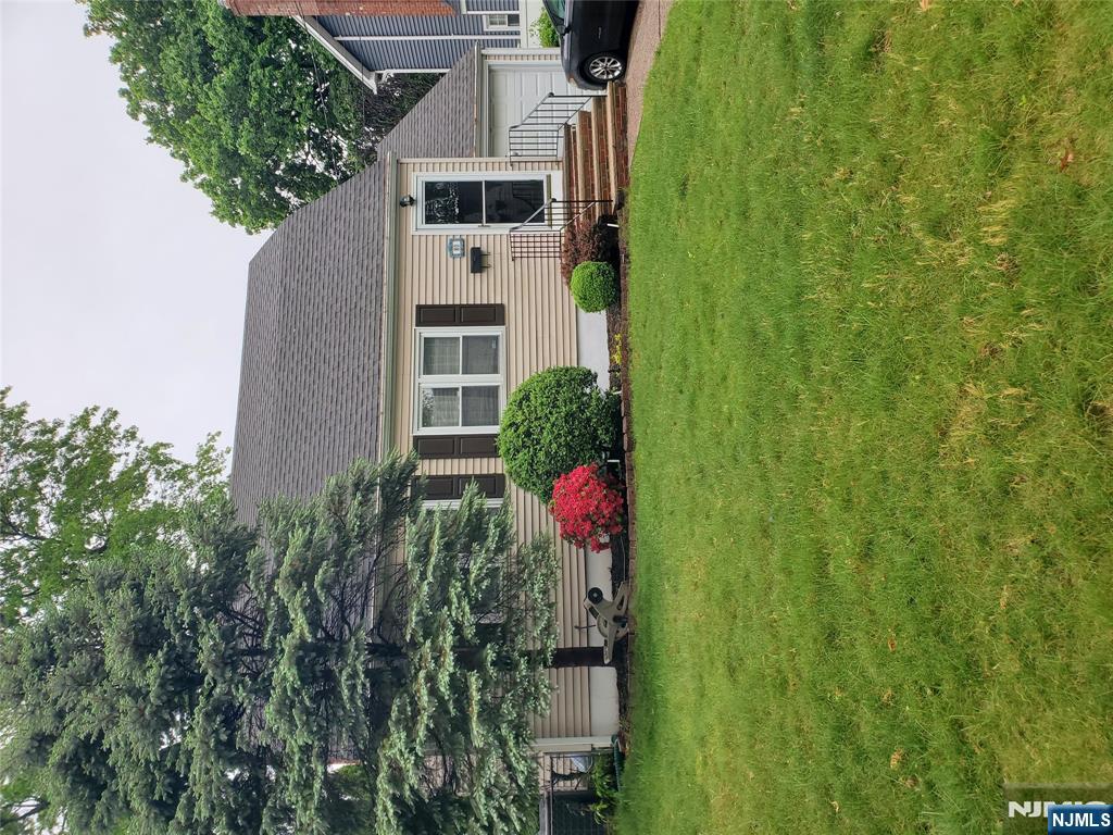80 Romano Drive, Dumont, New Jersey - 3 Bedrooms  
1 Bathrooms  
6 Rooms - 