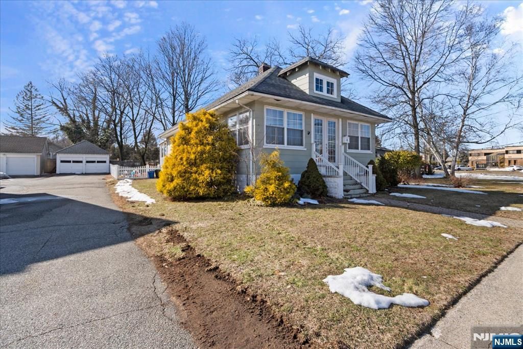 Photo of 6 Center Street, Pompton Lakes, NJ 07442 (MLS # 26006646)