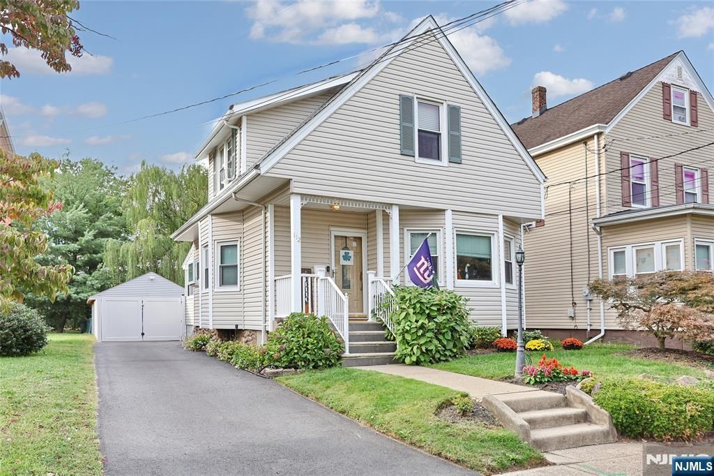 Photo of 112 Diamond Bridge Avenue, Hawthorne, NJ 07506 (MLS # 26002493)