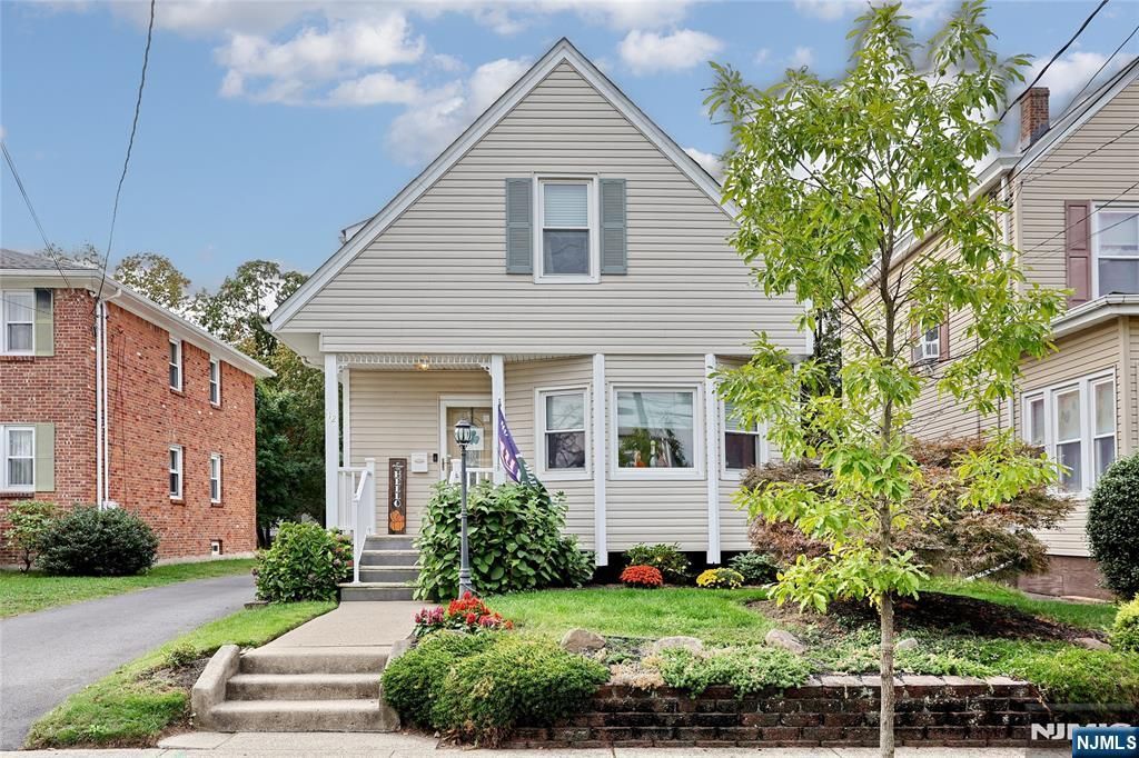 Photo of 112 Diamond Bridge Avenue, Hawthorne, NJ 07506 (MLS # 26002493)