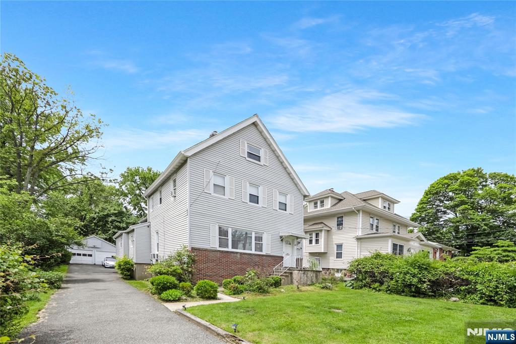 10 E Bayview Avenue, Englewood Cliffs, New Jersey - 5 Bedrooms  
4 Bathrooms  
5 Rooms - 