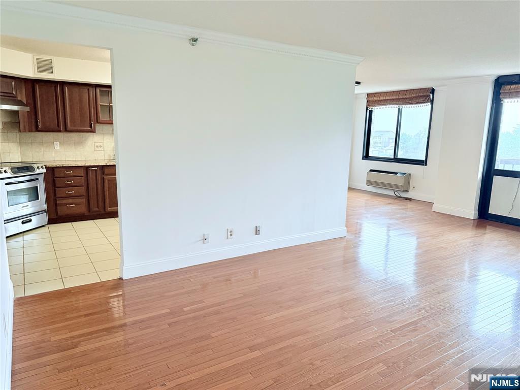 Rental Property at 1265 15th St 5D, Fort Lee, New Jersey - Bedrooms: 1 
Bathrooms: 2 
Rooms: 4  - $3,000 MO.
