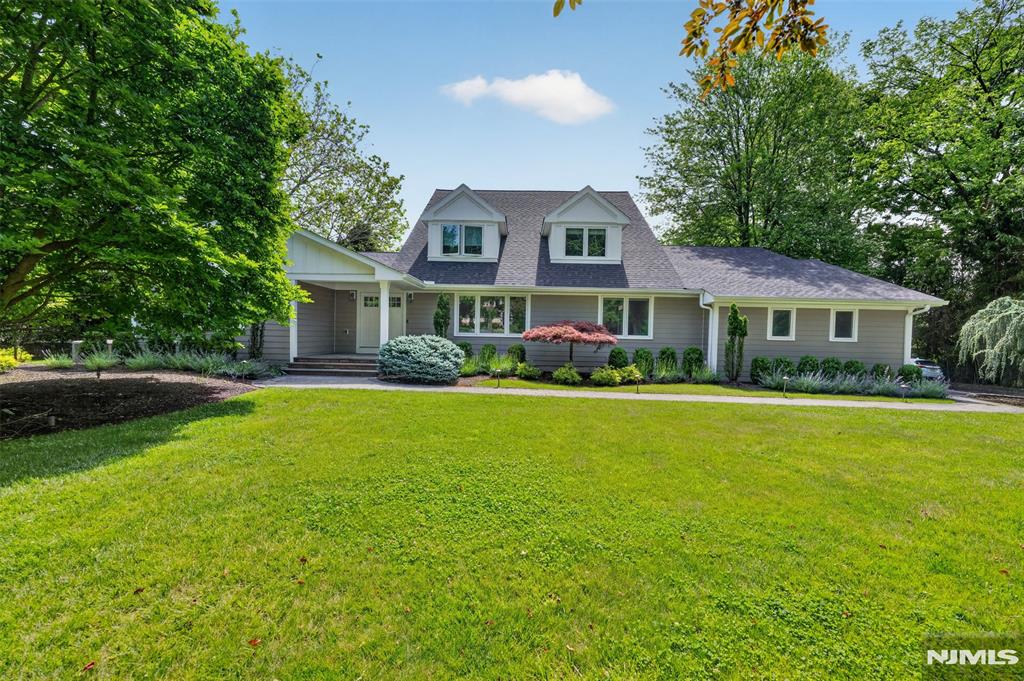 Photo of 22 Glen Carl Road, Upper Saddle River, NJ 07458 (MLS # 26021556)