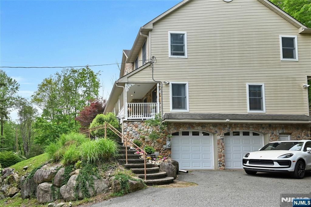 Photo of 130 Deerhaven Road, Mahwah, NJ 07430 (MLS # 25030735)