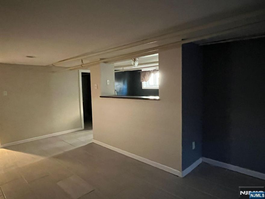 Studio apartment for rent in serene location in East Orange bordering Bloomfield. Spacious bathroom and toilet. Provision for refrigerator. Available immediately for rent. Less than a 10-minute walk to Watsessing Avenue Train Station