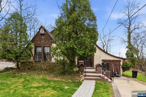 Photo of 192 Kings Court, Teaneck, NJ 07666 (MLS # 26012127)