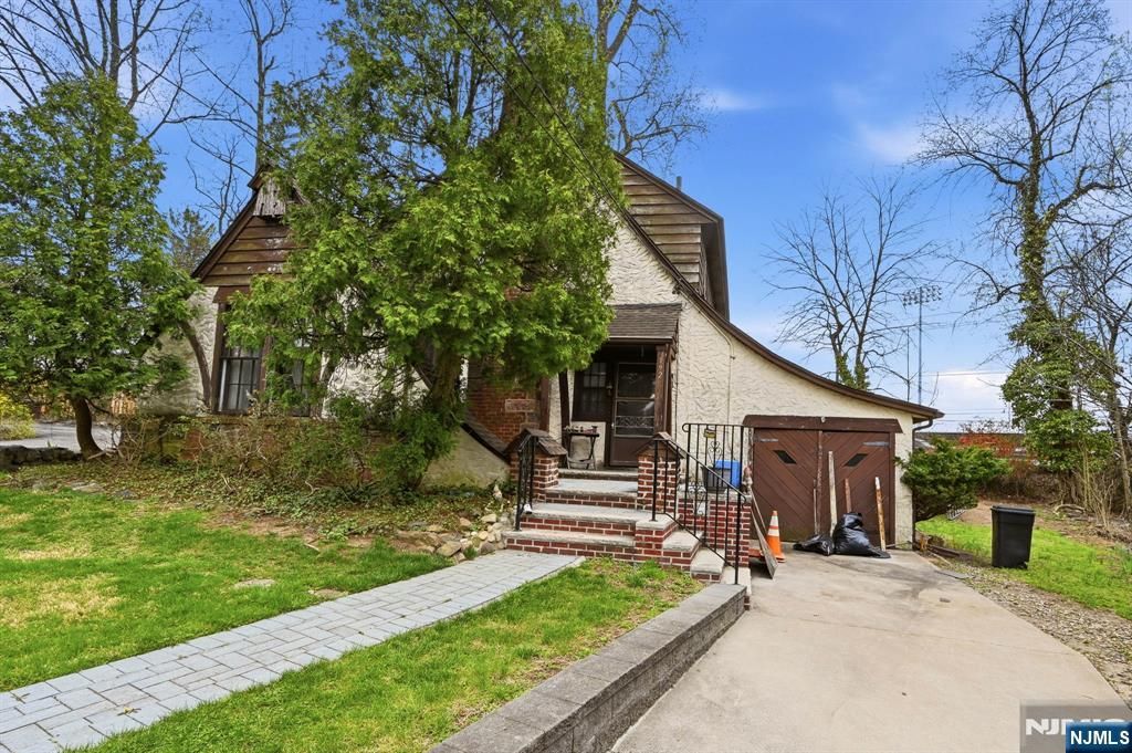Photo of 192 Kings Court, Teaneck, NJ 07666 (MLS # 26012127)