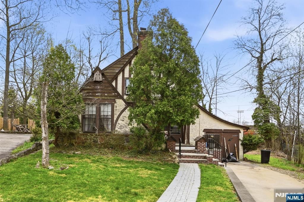 Photo of 192 Kings Court, Teaneck, NJ 07666 (MLS # 26012127)