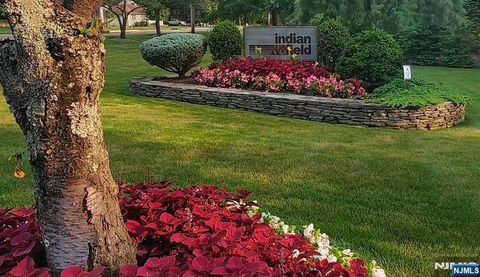 Photo of 5 S Bayard Lane, Mahwah, NJ 07430 (MLS # 26010351)