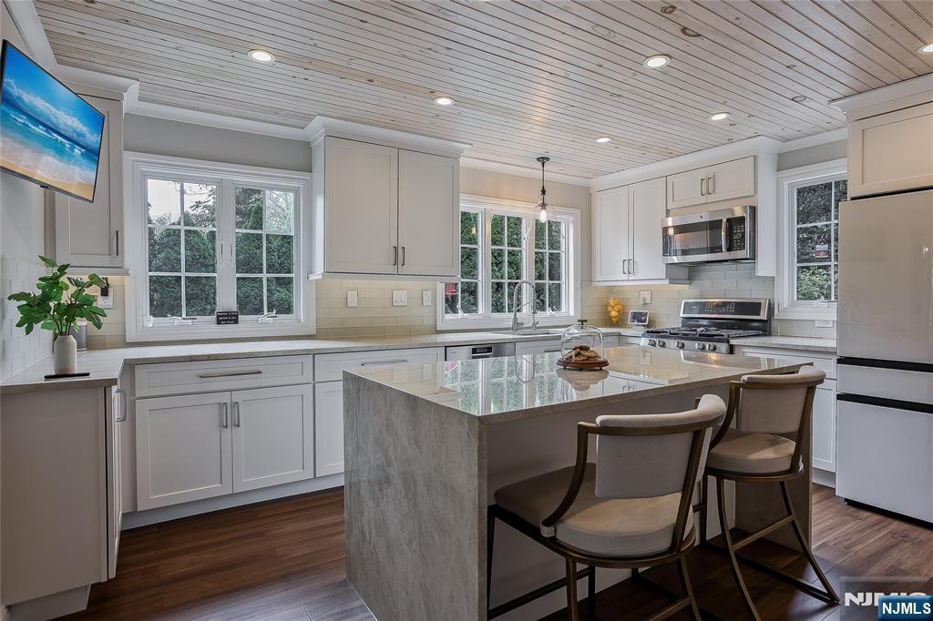 Ramsey, New Jersey 07446, United States, 3 Bedrooms Bedrooms, ,2 BathroomsBathrooms,Residential,Active,228055