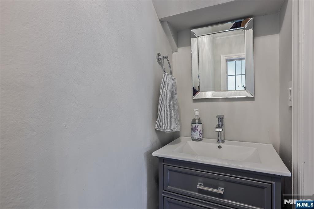 Ramsey, New Jersey 07446, United States, 3 Bedrooms Bedrooms, ,2 BathroomsBathrooms,Residential,Active,228055