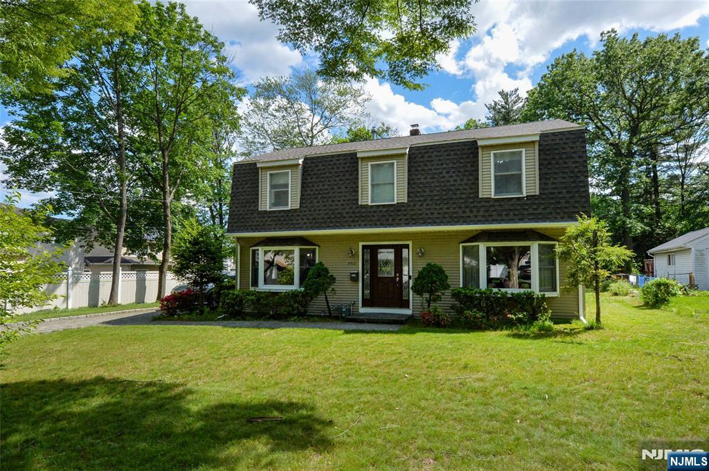 252 Hillside Ave, Paramus, New Jersey - 3 Bedrooms  
2 Bathrooms  
8 Rooms - 