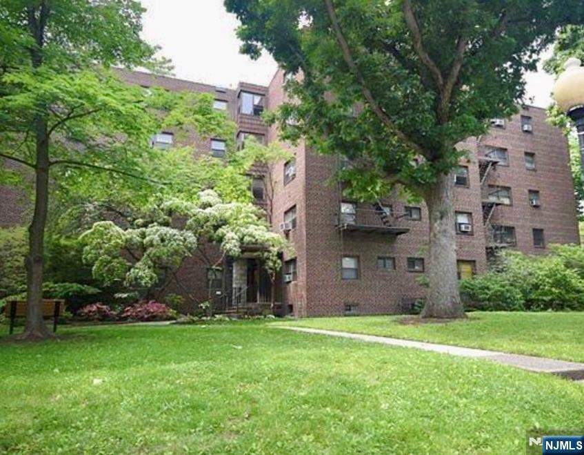 Property for Sale at 400 Park Place 1A, Fort Lee, New Jersey - Bedrooms: 1 
Bathrooms: 1  - $198,000