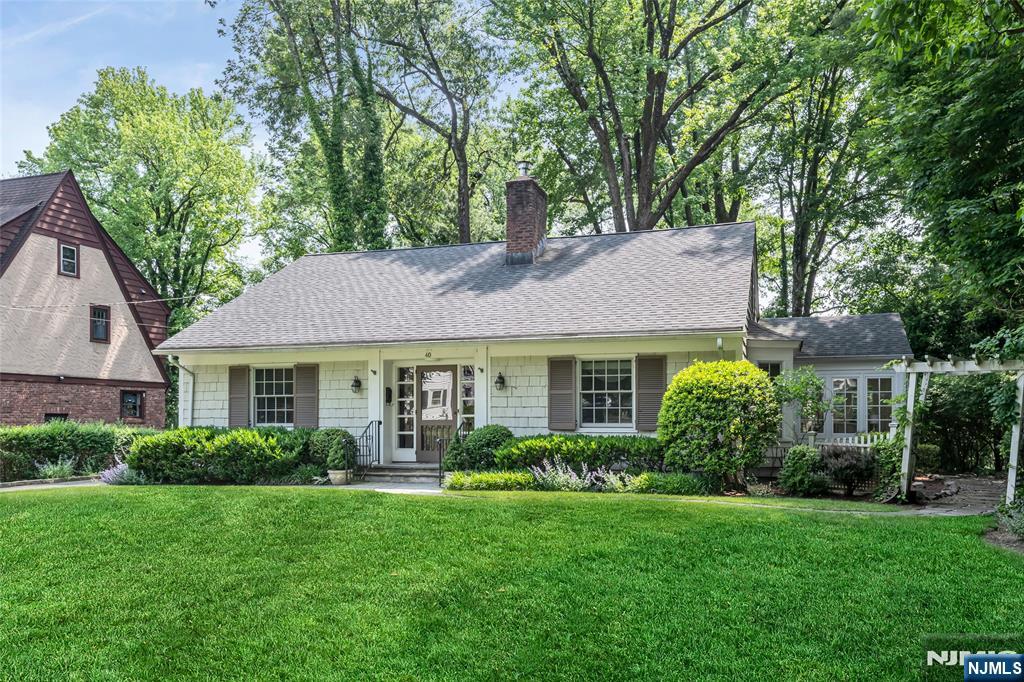 40 Bowers Road, Caldwell, New Jersey - 4 Bedrooms  
3 Bathrooms  
9 Rooms - 