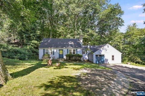 Photo of 2 Nydam Lane, Franklin Lakes, NJ 07417 (MLS # 26029336)