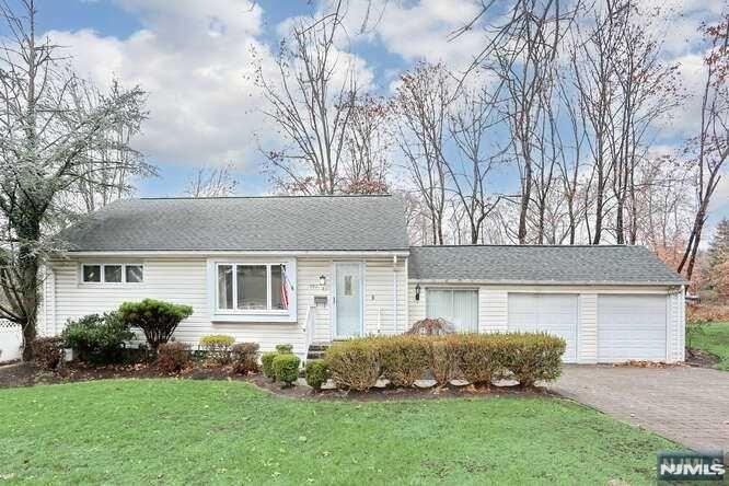 682 Sycamore St, Paramus, New Jersey - 2 Bedrooms  
2 Bathrooms  
5 Rooms - 