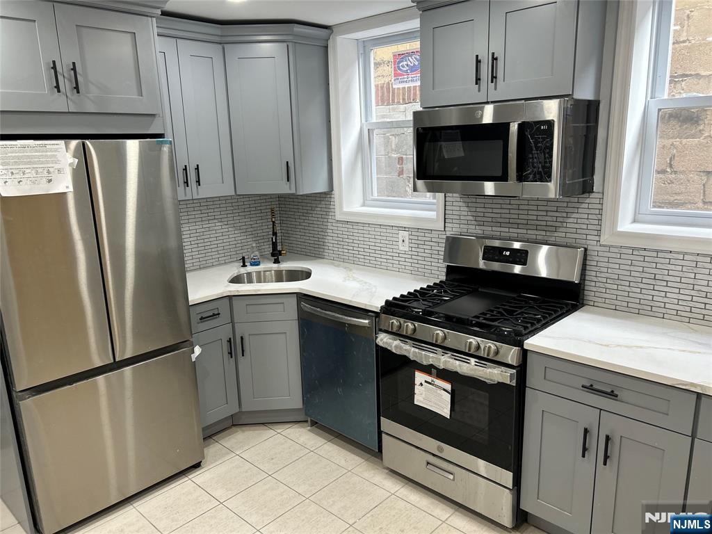 280 Wilson Ave, Kearny, New Jersey - 2 Bedrooms  
1 Bathrooms  
5 Rooms - 